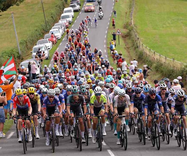 Etappe 11: De Tour de France-sprinten richting de Franse stad Moulins