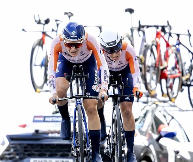 Shirin van Anrooij haalt alles uit de kast tijdens de Tour de France Femmes 2024