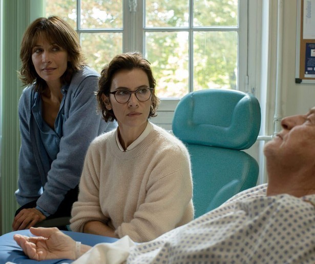 Sophie Marceau krijgt een bijzonder verzoek van haar vader in Tout s'est bien passé