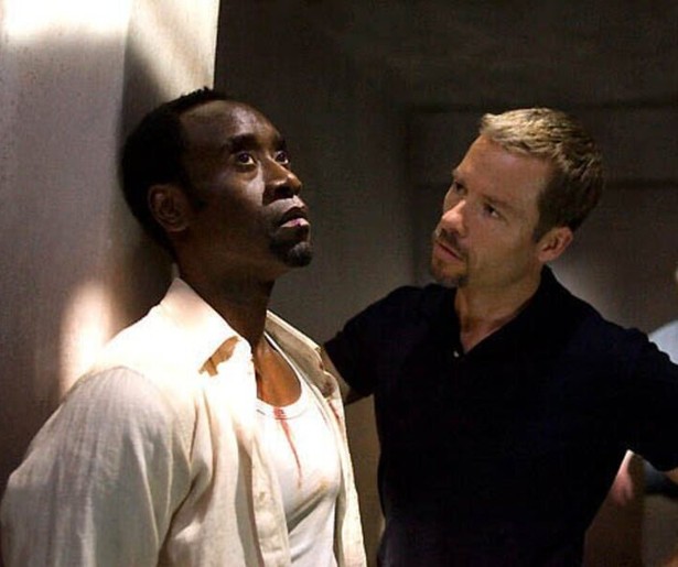De FBI heeft de jacht geopend op Don Cheadle in Traitor
