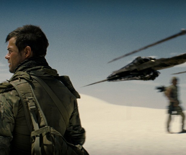 Shia LaBeouf koopt een bijzondere auto in Transformers