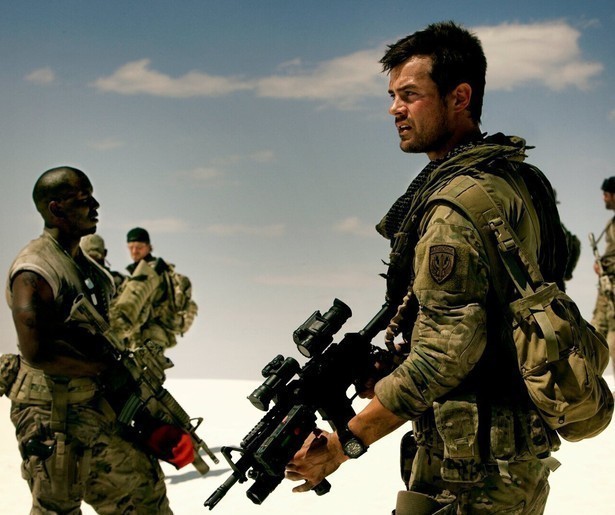 Shia LaBeouf koopt een bijzondere auto in Transformers