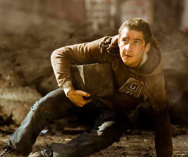 Shia LaBeouf ontdekt gigantische robots in Transformers