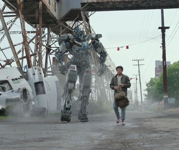 Anthony Ramos stort zich in de strijd in Transformers: Rise of the Beasts