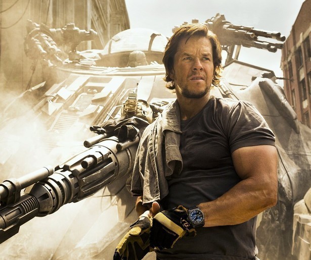 Mark Wahlberg en de Autobots in Transformers: The Last Knight