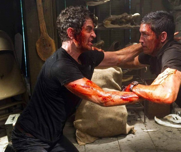 Jim Caviezel laat zich niet piepelen in Transit