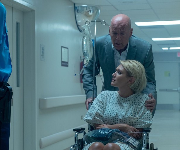 Bruce Willis probeert Nicky Whelan te redden in Trauma Center