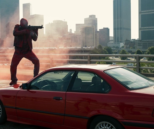 De afleidingsmanoeuvre van Chiwetel Ejiofor in Triple 9