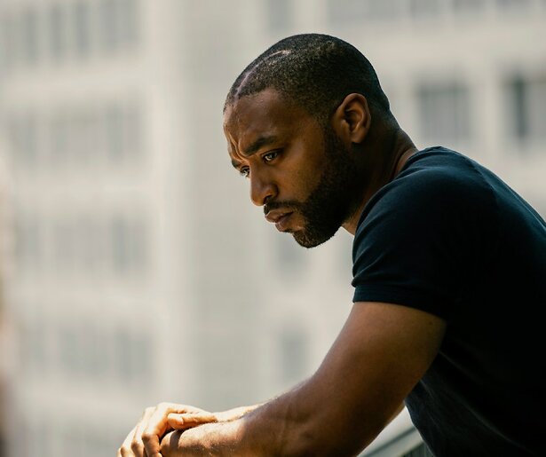 De afleidingsmanoeuvre van Chiwetel Ejiofor in Triple 9