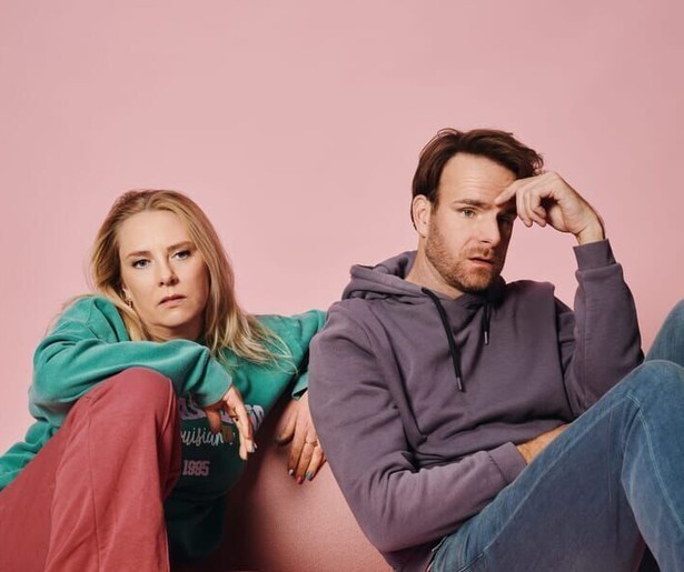 Jelle en Rosa proberen allebei op hun eigen manier indruk te maken in Tropenjaren