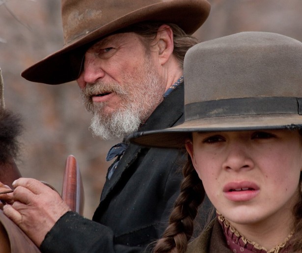 Jeff Bridges wil Hailee Steinfeld best een handje helpen in True Grit