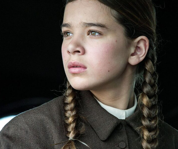 Hailee Steinfeld opent de jacht op Josh Brolin in True Grit