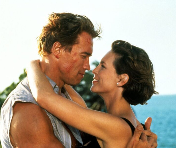 Arnold Schwarzenegger hangt de actieheld uit voor Jamie Lee Curtis in True Lies