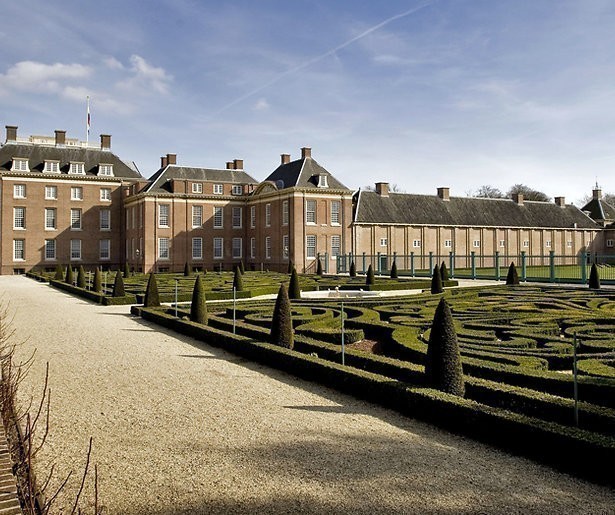 In de koninklijke tuinen