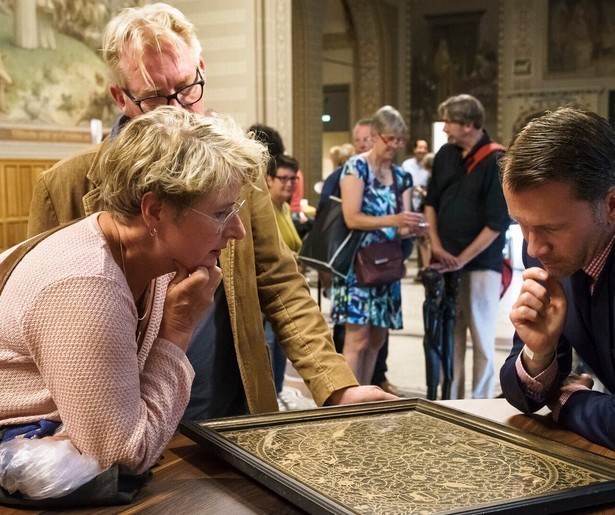 De experts van Tussen Kunst & Kitsch buigen zich over een schilderij van Jacqueline de Jong