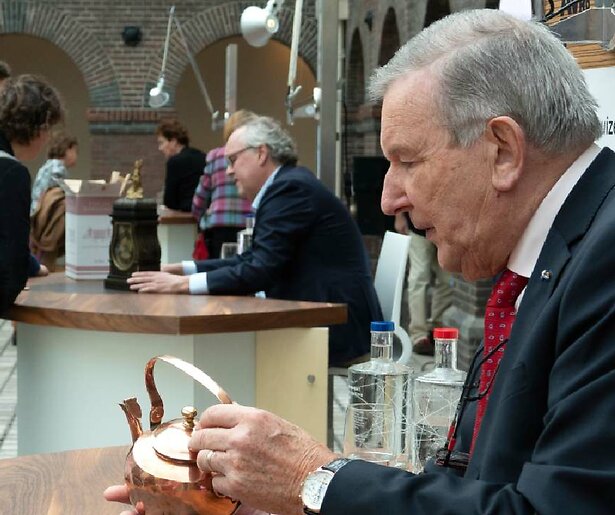 Taxateur Jan Beekhuizen krijgt weer een pareltje onder ogen in Tussen Kunst en Kitsch