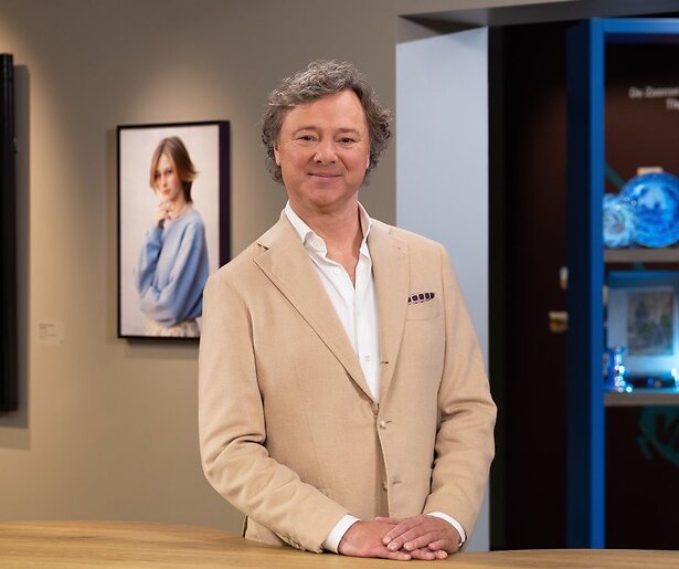 Willem Rueb krijgt een kunstwerk van Edgar Fernhout onder ogen in Tussen Kunst en Kitsch