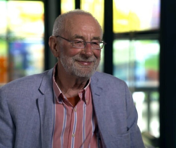 Cabaretier en schrijver Hans Dorrestijn in de spotlights in eerder opgenomen aflevering TV Monument