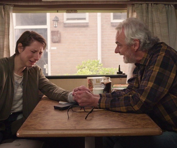 Hans wordt verbannen naar de camper in Tweede Hans