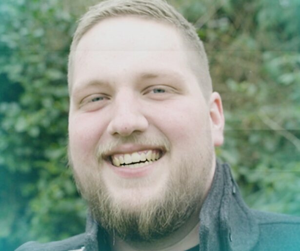 Tycho stort zich in Over Mijn Lijk volop in het carnavalsgedruis