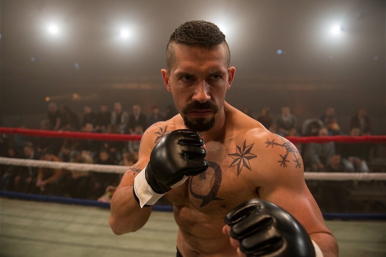 Scott Adkins knokt door Scott Adkins knokt door