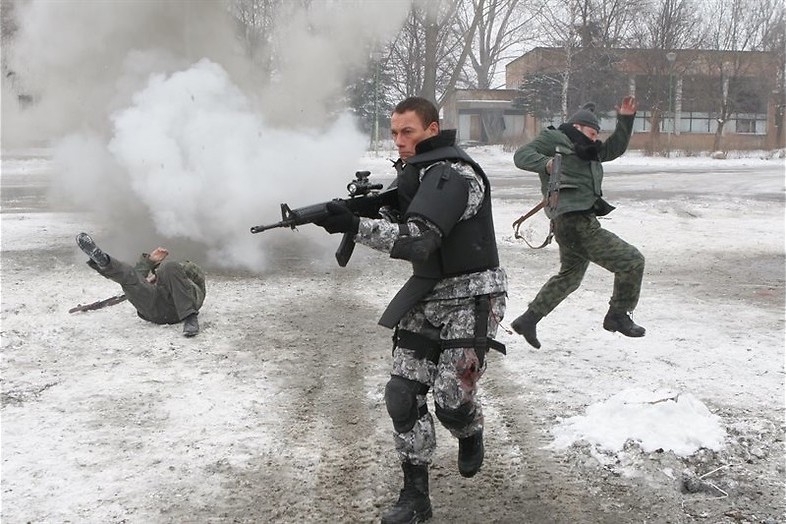 Jean-Claude Van Damme knokt met terroristen