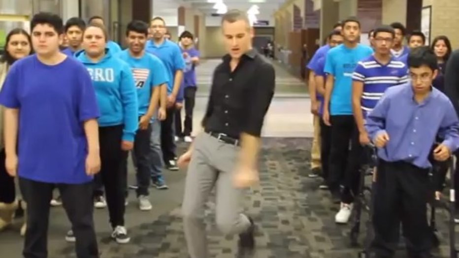 YouTube-hit: swingende leraar maakt funky lipdub door school