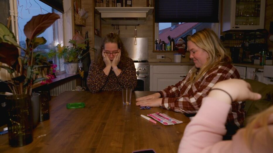 De moeder van Gerda en Mathilde kan in eerste instantie het positieve nieuws niet geloven. 