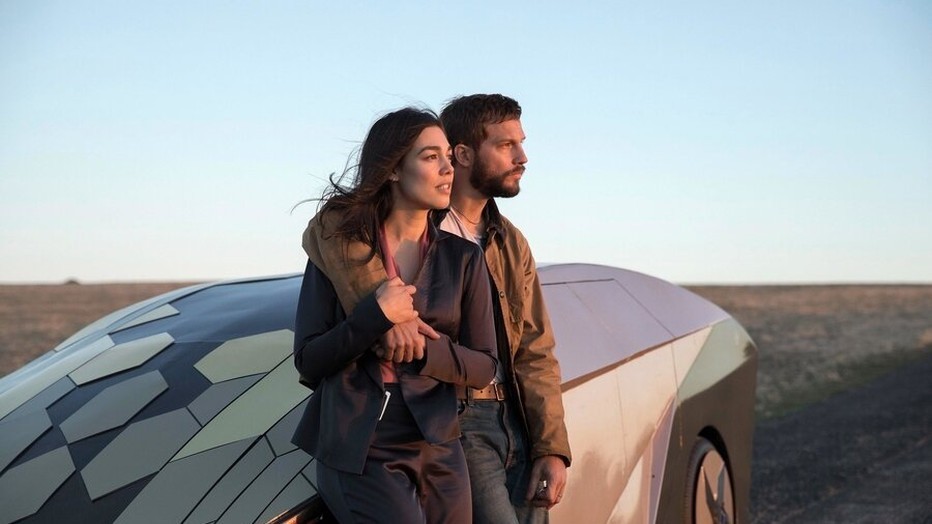 Logan Marshall-Green en Melanie Vallejo in Update Logan Marshall-Green en Melanie Vallejo in Update