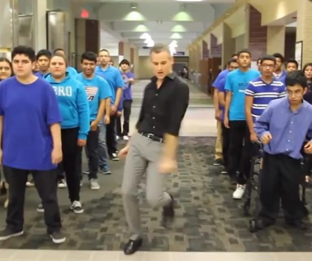 YouTube-hit: swingende leraar maakt funky lipdub door school