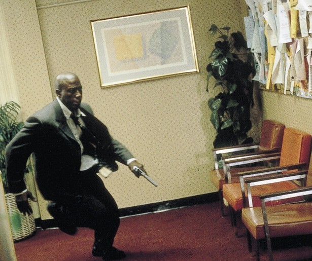 Wesley Snipes ontsnapt uit vliegtuig en heeft de U.S. Marshals op zijn hielen