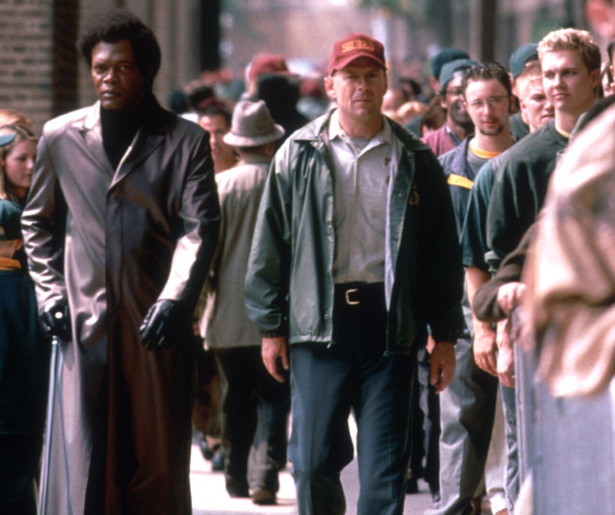 Samuel L. Jackson en Bruce Willis onderzoeken of ze met elkaar verbonden zijn in Unbreakable