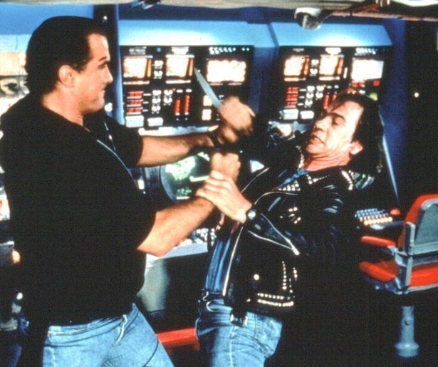 Steven Seagal werkt terroristen van een schip af in Under Siege