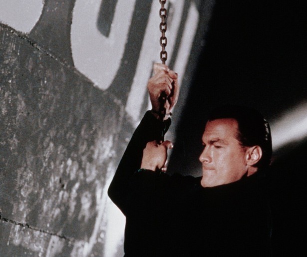 Scheepskok Steven Seagal bakt ze bruin in Under Siege