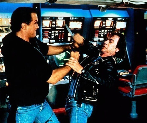 Steven Seagal neemt het op tegen een bende terroristen in Under Siege