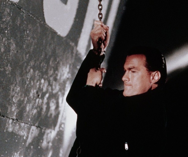 Steven Seagal probeert de groep van Tommy Lee Jones uit te schakelen in Under Siege