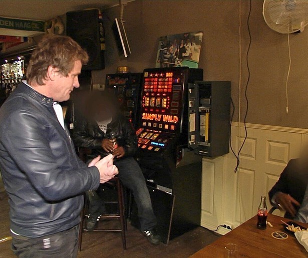 Alberto Stegeman duikt in de schimmige wereld van apenleed in Undercover in Nederland