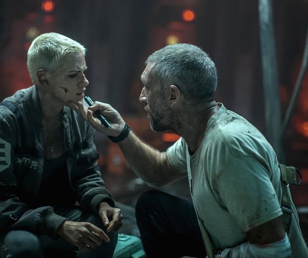 Kirsten Stewart kiest in Underwater tussen pompen of verzuipen