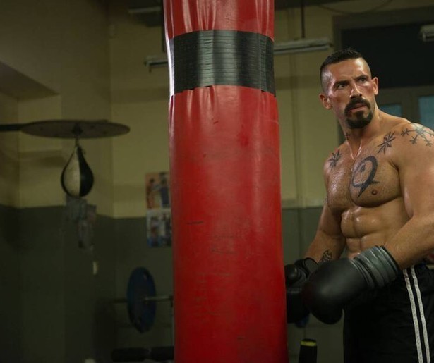 Scott Adkins knokt door in Undisputed 4