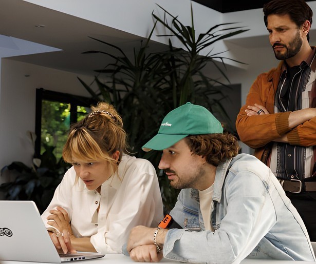 Het werk van griffier Esther Lefèbvre trekt de aandacht van de politie in Unforgettable - Memories of Revenge