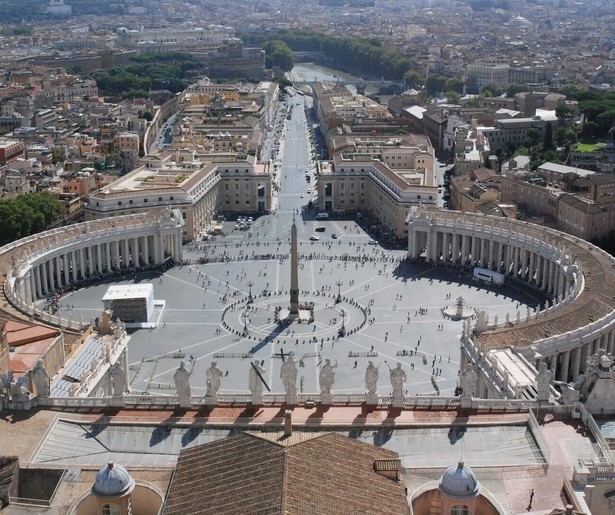 Paus Franciscus spreekt de pauselijke zegen urbi et orbi uit over de stad Rome en de wereld