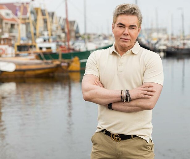 Teun Föhn strikt Lenie en Zwaantje om bij hem in de winkel te werken in Urk!