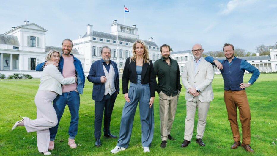 Dionne Stax met het team van experts van Van Onschatbare Waarde 2024.