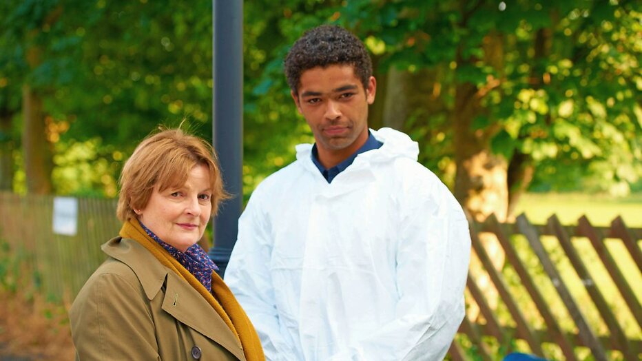 Brenda Blethyn en Kingsley Ben-Adir voor Vera seizoen 4