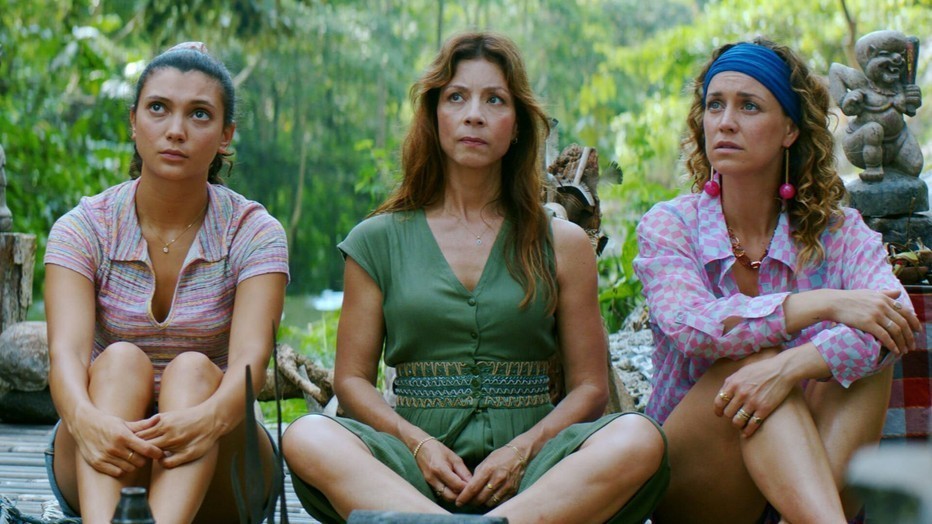 Tara Hetharia, Nadja Hupscher en Anouk Maas in Verliefd op Bali Tara Hetharia, Nadja Hupscher en Anouk Maas in Verliefd op Bali