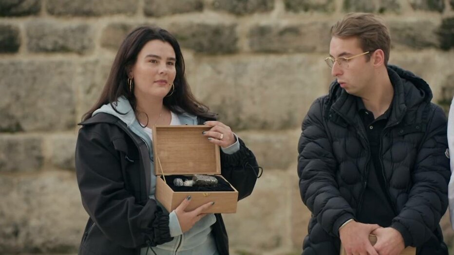 Julia Heetman weet een drankje te bemachtigen tijdens de missie van De Verraders.