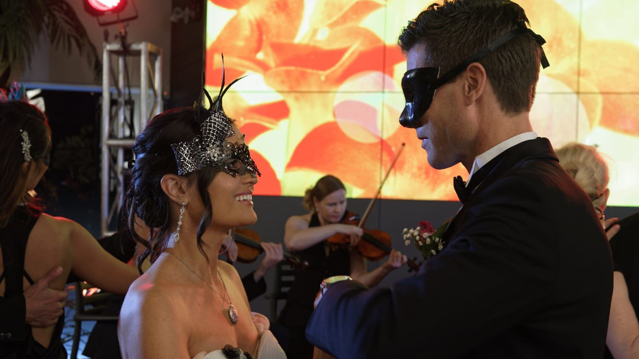 Danica McKellar en Damon Runyan in Very, Very, Valentine