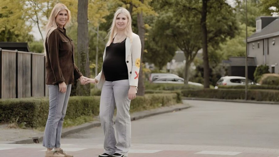 Estelle Cruijff en Nilay in Vier Handen op één Buik