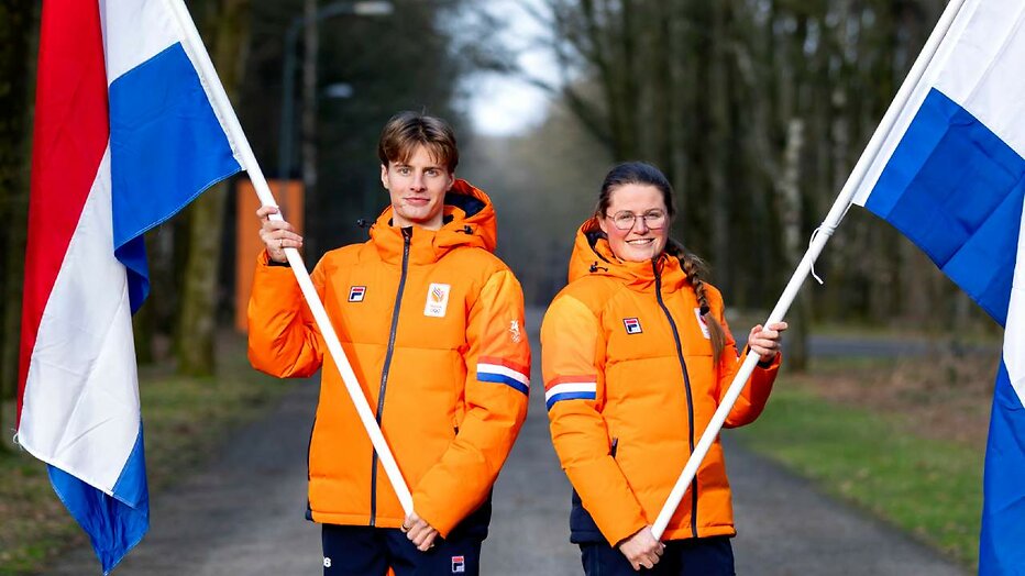 Vlaggendragers Jens van ’t Wout en Kimberley Bos