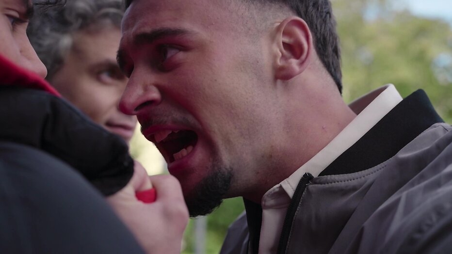 Troj laat zich van zijn duistere kant zien